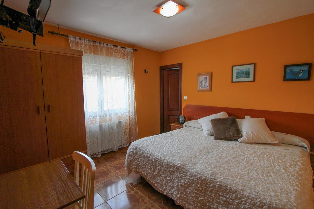 Alojamientos Fermin Onís Chambre photo